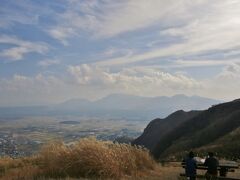 かぶと岩展望所に到着

大観峰などに比べ、とてもこじんまりした展望所で人もわずか。



