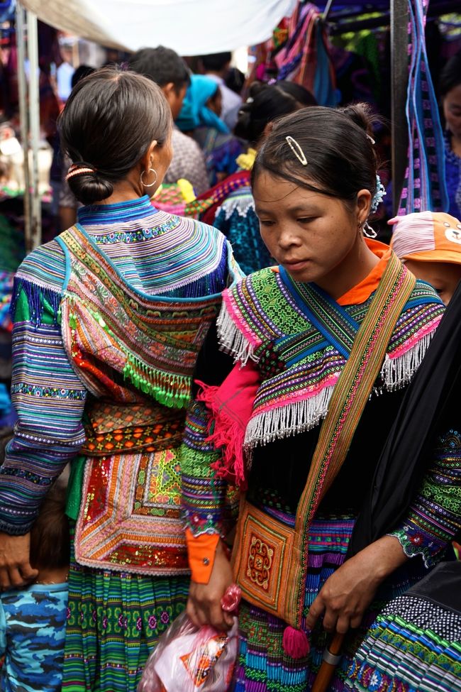 花モン族の服のセクションは<br />混合っています<br />どこも女性はお洒落好き