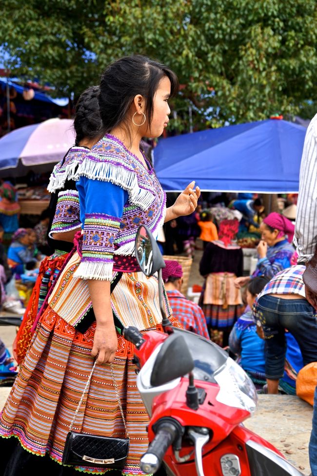 まだ１３才位の女子<br />今時の子です<br />お洒落なバック持っています