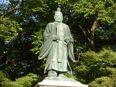 玄宮園近くの公園に立つ幕末の藩主で幕府大老の井伊直弼銅像．