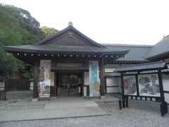 彦根城入城口に入る前に隣接の彦根城博物館も見学．
彦根城表御殿を復元した建物内で井伊家の収蔵品(太刀，具足から能･雅楽に関する品まで)を展示している．能の舞台も造られている．
開館時間8:30〜16:30，入館料\500(彦根城との共通券あり)，年末休館(その他展示替期間あり)．