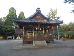 観音寺から南西へ4km弱，草津市志那町の志那神社．
創建時期は不詳，志那津彦命･志那津姫命･伊吹戸主命．
境内拝観自由．長い参道と脇の黒松が良い雰囲気を醸している．
写真は入母屋造妻入，桟瓦葺の拝殿．