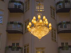 ベストウェスタン　ベントレーズホテル　中庭。
ホテルのお姉さんにロシア人の女性二人がエレベーターに乗り合わせて。
ずっとエレベーターが謎の言葉。
[ブラブラ。ブラブラ。]

ロシア人の女性が思いっきりアジアの顔してる私に
ブラブラってどうゆう意味？
と聞いてきた。
いやいや、君たちの方がまだわかる気がするぞ。

受付の人にエレベーターがブラブラと言っていると言いに言ってみた。
あ、壊れてる/????。
部屋は何階ですか？
と聞かれたので、５ファイブっと
言ったら。
お姉さん吹き出す。

[っぷ　]

いやいや、吹き出すんかい？笑　お茶目だな
すっごい美人だから許しますけどね。

