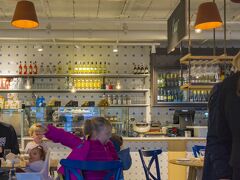 NK《ノルディスカコパニー》高級デパートというけど
謎の有料、しかも男女混合トイレにびっくりしながら
最上階のレストランで食事。

子供が間違いなくみんな可愛い。

おしゃれな内装やレイアウトとなんとも居心地のいいデパートの最上階。

安心して食事が出来る。タイルの感じがとても癒される空間。

ストックホルム中央駅もエレベーターを下りすぎて一回間違えてロッカールームみたいな階についた。
タイルが可愛くて癒された。

ちびっ子もとっても可愛い。
