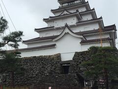 天守閣。
コンクリート復原の天守閣には興味ないのですが、
実戦を経験したこのお城は特別。
中の資料館は新撰組を含め、会津藩の歴史が展示されています。
幕末の歴史好きは一度は訪れるべき場所。