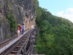 この難所。さすが「死の鉄道」と呼ばれるだけありますね。しかも、その上を観光客が歩けるというｗ