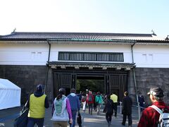 坂下門に到着　１３：４０頃

ここに来るまでのルートは大きく迂回させられますが待ち時間はゼロ。


