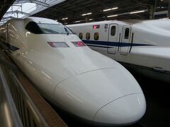 新大阪駅。6時3分のひかりに乗ります。