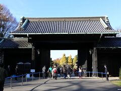 皇居乾通り　乾門に到着　１４：２５頃

600mほどの乾通りをゆっくり45分ほど掛けて見学させてもらいました。