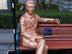 Lighting Bench Art　高田純次

ＪＰビル（Kitte)の横にある東京ビルTOKIAの角にあります。

ますます人選が分かりません。

もう一人　坂上忍が、八重洲側の日本ビルにいるそうですが、少し離れているので見に行くのは止めました。