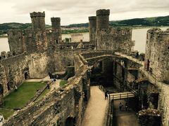 コンウィ城(Conwy Castle)へ電車で向かいます。
コンウェイとも発音します。

Conwy城で初めて日本人を見かけました。

素晴らしく立派で堅固な要塞です。
もしウェールズの要塞どれか一つ代表的なものを選べと言われればこの要塞を選ぶでしょう。

修学旅行生がひっきりなしにやってきますが、皆楽しそうです。
写真はちょこっと加工しています。