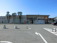 幸田（こうだ）駅



駅本屋
該駅は、明治４１年（１９０８年）９月１１日開業である。
然るに、該駅前身は、明治３９年（１９０６年）４月開設の芦谷（あしのや）信号所が嚆矢である。
蒲郡-岡崎間は、比較的平坦であり、且つ、隧道や大中河川も存在しない事から、他区間より早く、明治３５年（１９０２年）９月１日に複線化された。
然し、該区間は、１５．３ｋｍを有する為に、当時の最新保安装置たる双信閉塞式で１閉塞とせざるを得ず、該１閉塞を途中信号所を設置する事で、２分割させ列車増発を可能とした。
該信号所開設当時、付近一帯は額田郡相見村と称した。
その後、該村は、坂崎村、及び、深溝村を合併し、広田（こうだ）村が成立し、該村は、該信号所を旅客扱可能とさせるべく、帝國鐵道庁に対し、駅昇格請願を行った処、該駅必要用地、及び、関係施設を広田村が無償提供する事を条件に該請願が認められ、明治４１年（１９０８年）６月１２日に該駅開設関係工事が起工され、同年９月１１日に駅に昇格した。
該駅昇格当時、該駅周辺には何等存在しない地だったが、やがて深溝から郵便局が該駅前に移転し、該駅前に商店街が形成されるに至った。
該駅昇格時に建築された初代駅本屋は、昭和２０年（１９４５年）８月２日に、米戦略部隊所属の艦載機Ｐ５１型機数機の攻撃を受け、該駅職員官舎と共に焼失し、更に、空襲を受け該駅停車中だった下り旅客列車乗客に死傷者が発生したが、戦争末期でもあり、名古屋鐵道局静岡管理部から運輸省鐵道総局に対し、該被害状況が報告されておらず、それ故、本省記録に該空襲被災記録の記載は無い。
終戦後、取敢えず、仮建築で第２代駅本屋が設置されたが、昭和２８年（１９５３年）８月に鉄骨コンクリート建築で改築されたのが現第３代駅本屋である。