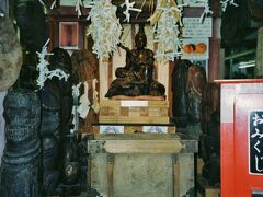 凸凹神堂内の弁天像の周囲に男根型木像