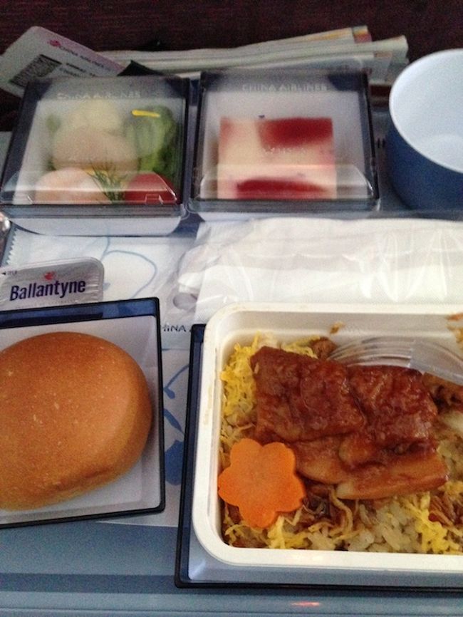 高雄行きの飛行機は小型機タイプだったので、座席のモニタ画面がない。<br />個人的には大きいほうが、やっぱ中も圧迫感なくて好きかも。<br />機内食はこんな感じです。。可もなく不可もなく