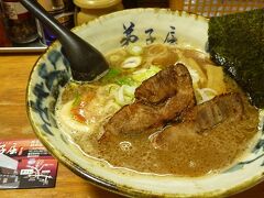 昨年9月に道東をバイクでまわった時に味わった弟子屈本店のラーメン。
こちらすすきのラーメン横丁に支店を出していた。本店の味をここでもと思い来てみたが今回はそれほどの感動はなかった。