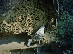 鬼ヶ城の奇岩。蜂の巣状穴は太古、そこが波打ち際だった証拠。