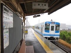 河原田駅（かわらだえき）で伊勢鉄道に乗り換え。他に誰もいなかったので、この駅で本当によかったのかな、と、列車が来るまで不安でした。（ふつうは、手前の四日市駅で乗り換えるようです。）