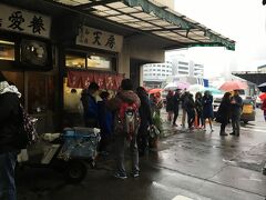 香港の観光客さんがまあぎょうさん行列を。
５０人位奥にも待ってたような？

赤いバックパックの彼、天ぷら屋さん
ガイド用のネット見てここで１時間以上待ってるらしい？

近くでお勧めの天麩羅屋さんありますかと？
いい子だったので近藤さん、いわ井さん、天一さん教えてあげました。

ここよりチョイ高いよと助言も・・グッド・ジョブ！