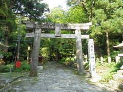続いて大神山神社奥宮へ向かう．大山寺本堂奥500mほどに位置する．
写真の石造明神鳥居は大山寺の参道脇ほどに建つ．