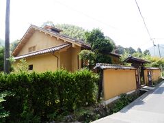 佐毘売山神社から1.2kmほど北東へ，だいぶ家が建ち並ぶところまで移動してきた．
写真は渡辺家住宅．1811年建造，木造平屋建，切妻造，瓦葺，国史跡．
銀山付地役人居宅である．現在は日本料理店として利用されている．