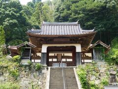 渡辺家から北へ500mほどの栄泉寺．
1596年創建の曹洞宗寺院．
写真の山門は竜宮門形式だ．