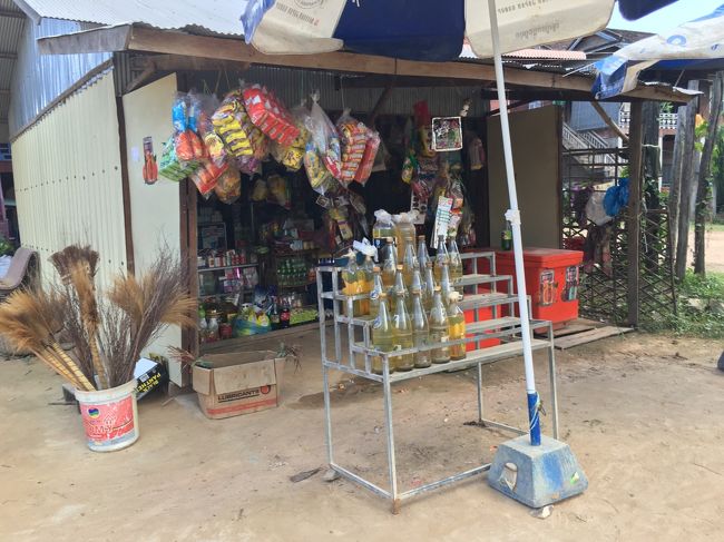 このような商店が点々としています。瓶に入っているのはガソリンが売られています。きっとバイク用だと思います。