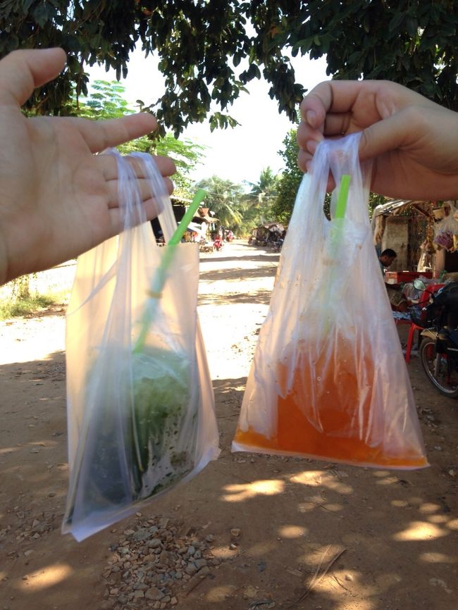飲み物はこんな感じです。左がグリーンティ。右が紅茶。どちらも甘いです。