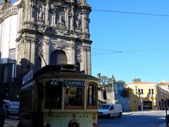 クレリゴス教会は18世紀に建てられたバロック様式の教会。

教会の真横の道をレトロな路面電車が行きかいます。