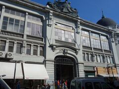 ポルト市民の台所、ボリャオン市場へやって来ました。
市場といえども立派な建物。