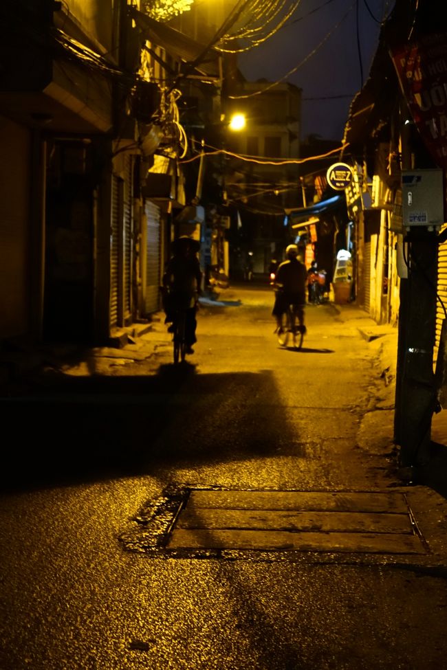 少し街のようすを覗いてみました<br />真っ暗で<br />何枚か写真を撮ったかぼけぼけでした