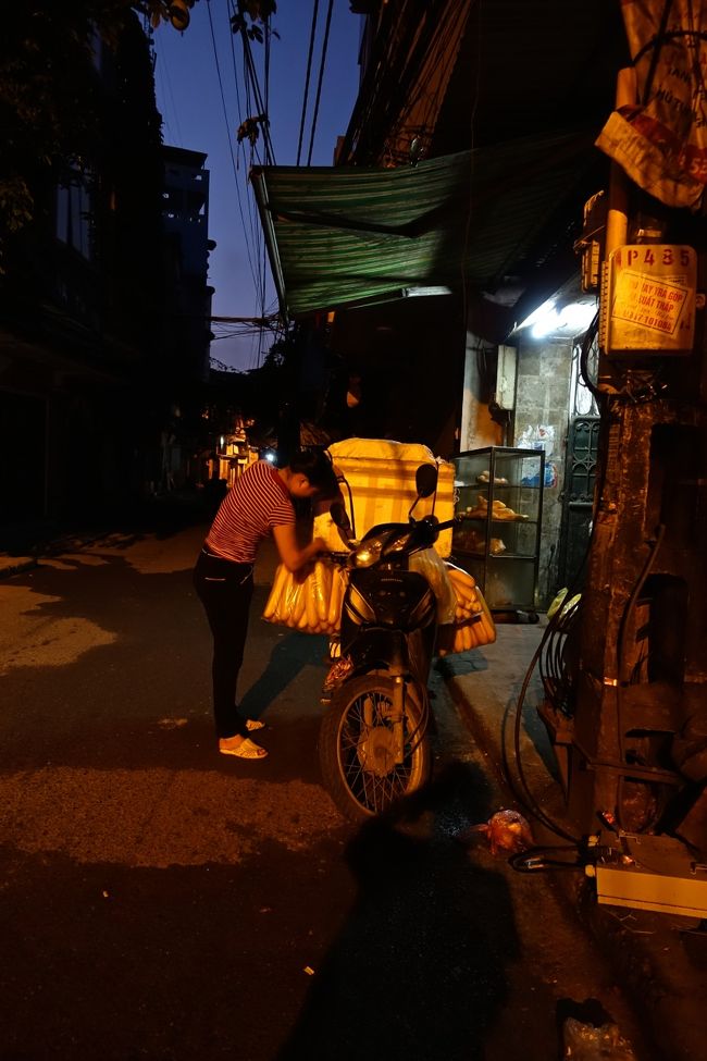 少し空の色が変わって来ました<br />パンの配達に行くのかな