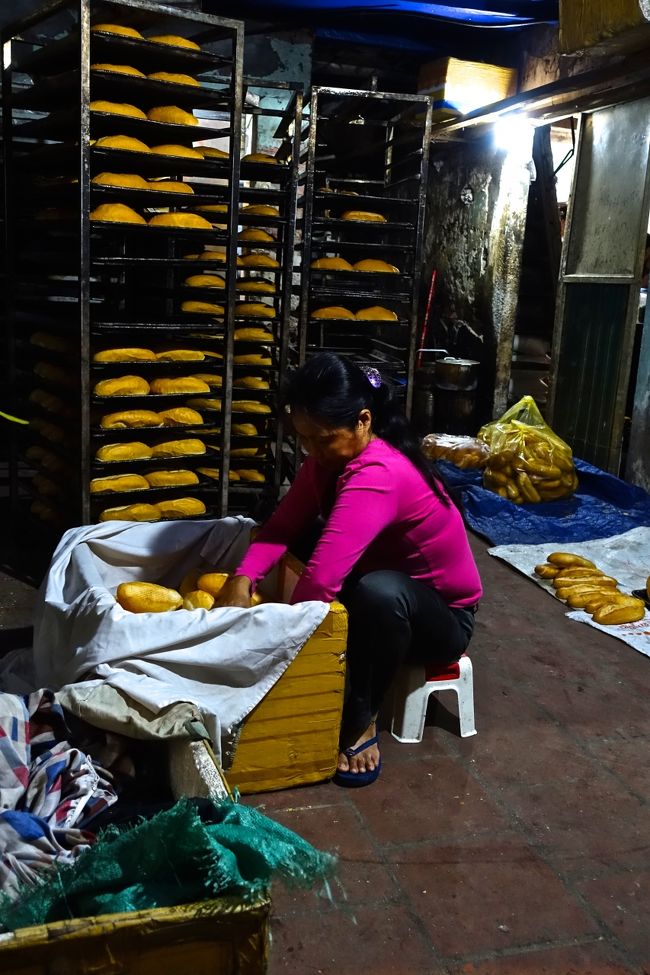 パン屋さんの明かりだけ