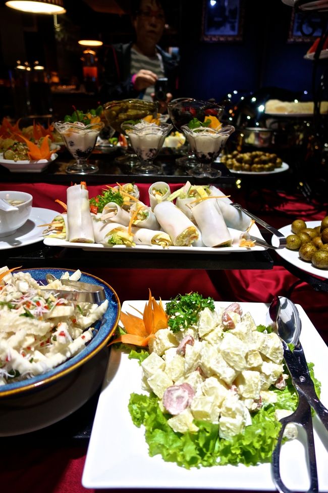 ６時過ぎホテルに到着して（初めのホテルと同じ所です）<br />旧市街地　ESSENCE PALACE HOTEL<br /><br />朝食をいつもの様にたらふくいただきました<br />１.ラウンドはフルーツとフレシュジュース　２.ラウンドはPhoを注文<br />３.ラウンドはビッフェの食べ物　４.ラウンドはデザートとコーヒー<br />今回のベトナムでは１日２食でした。朝食を沢山食べるとお腹が減らず<br />４時か５時頃に夕食を。とても健康的な食生活<br />ホテルの食事はとても美味しかったし<br />みなさんとてもフレンドリーでした<br />
