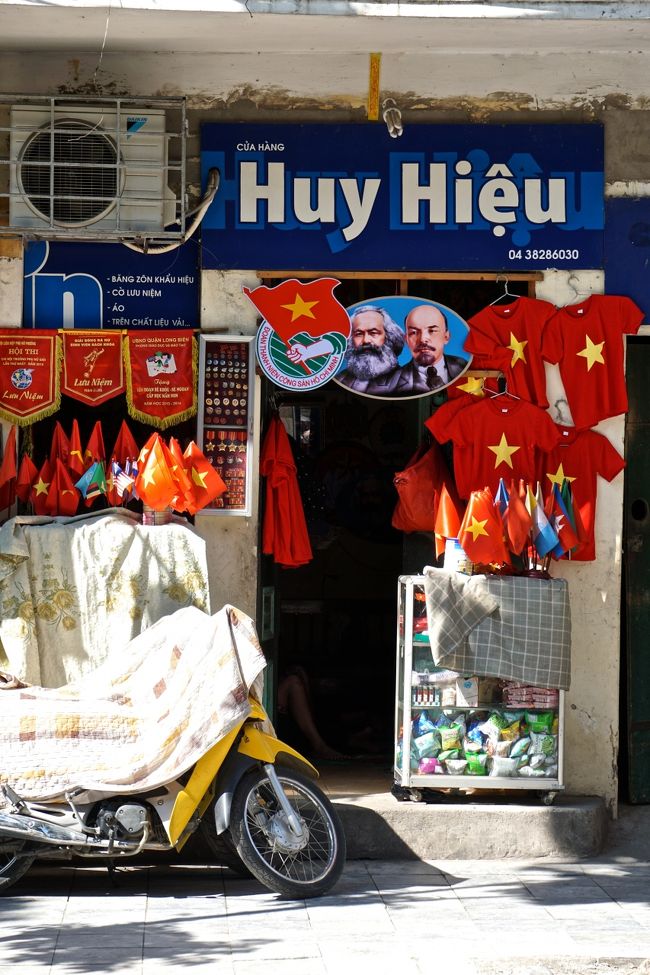 昼過ぎ<br />観光客お土産所<br />Hung Gai Stを通って