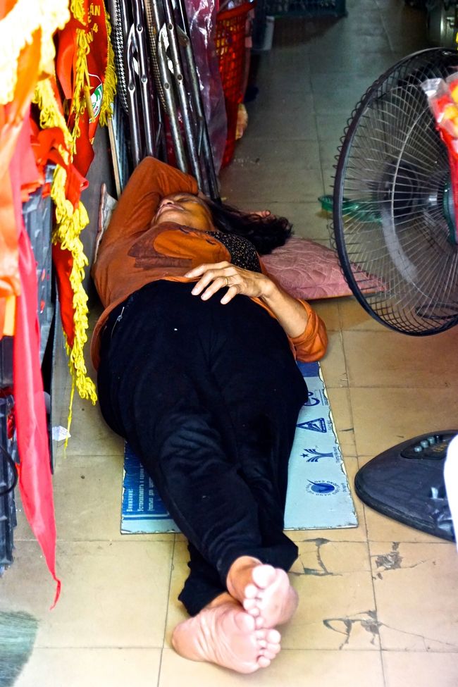 店の前で<br />Take a nap<br />この大胆さが最高にいい