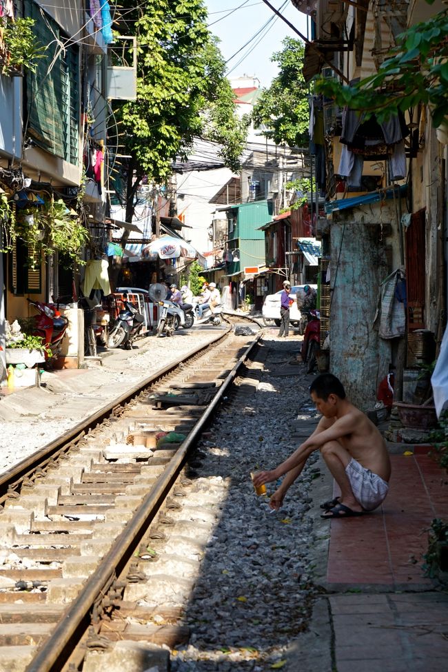 上半身裸で<br />お茶を呑みながら<br />線路を横目に休憩中