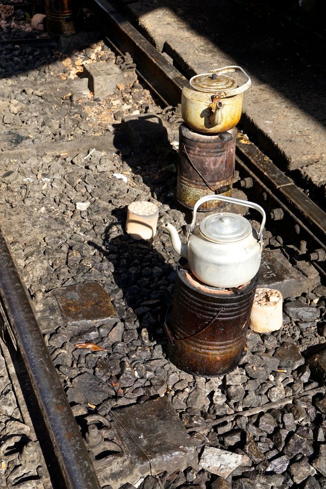 線路の上で湯を沸かしているし