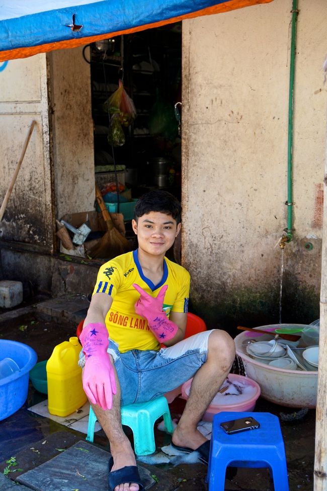 線路添いのレストランの兄ちゃん<br />裏で皿洗い　この生活感いいわ〜〜〜〜