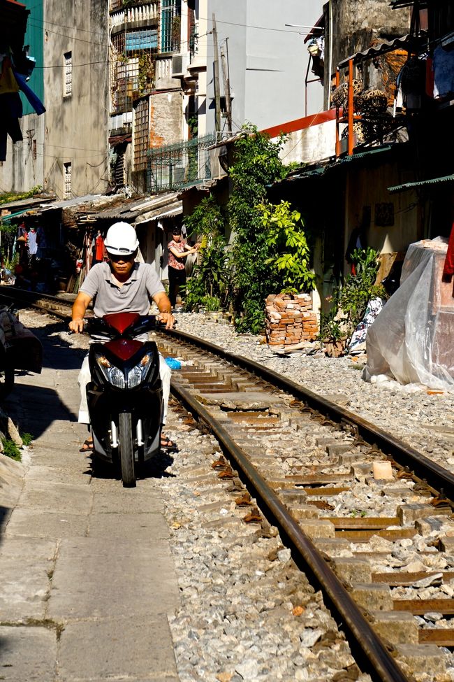 モーターバイクで裏道をぬける？