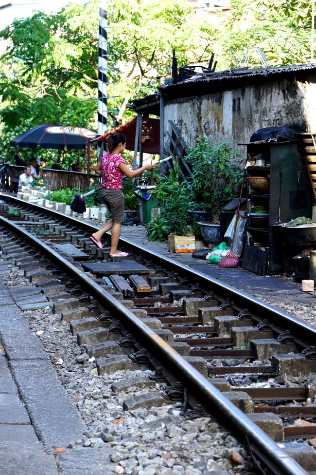 モップをもって線路横断