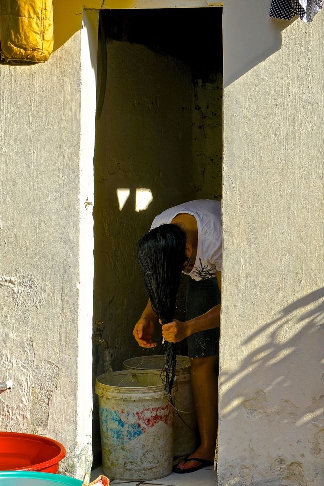 線路沿いの家では<br />髪を洗っている女性も