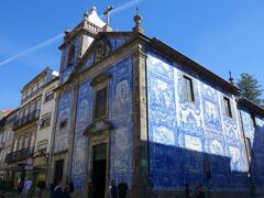 角には全面美しいアズレージョで覆われた教会が。