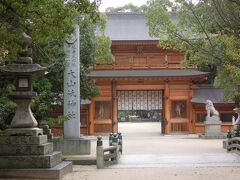 まずは宿近くにあった大山祇神社へ
ものすごく立派な門だった