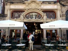 サンタ･カタリーナ通りにあるカフェ、マジェスティック。
1921年創業の老舗のカフェ。アールヌーヴォーな外観。
ちょっと覗いてみようっと。