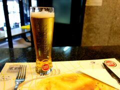 ポルト生まれのB級グルメに挑戦！
ポルト名物フランセジーニャの専門店サンティアゴへ。
店内はお昼過ぎのため、ほぼ満席。おひとり様なのでカウンター席へと誘導される。
まずはビール。昼間から飲むビールは格別！