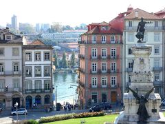 右手はボルサ宮前広場のエンリケ航海王子の像。