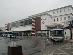 ●JR西条駅

新しい駅舎です。
学生たちが、どんどんバスに吸い込まれて行きました。