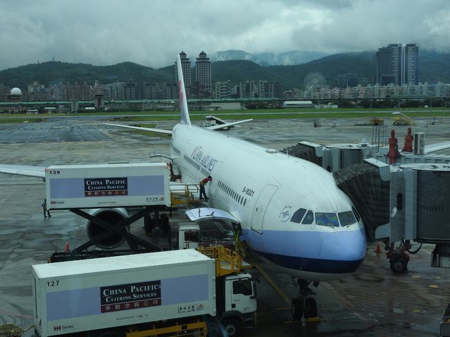 ４時１５分に家を出発！<br />民間駐車場に車を預けて、いざ羽田空港へ。<br />５時１０分、チャイナエアラインのチェックインをしてから朝ごはんの牛丼を食べる。