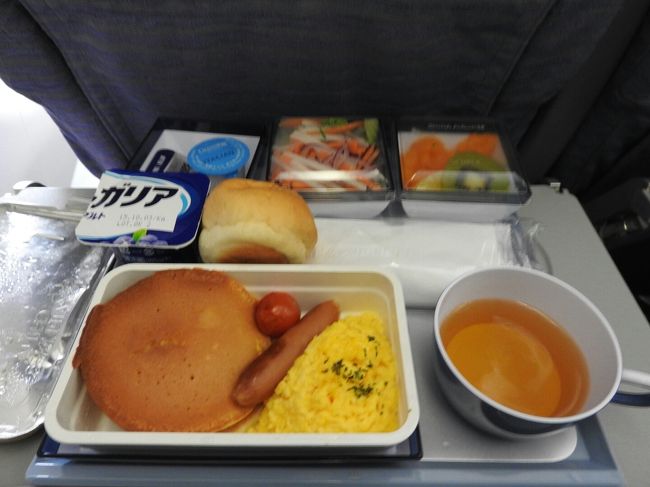 機内食。<br />私は洋食。<br />和食は、鯖だった。