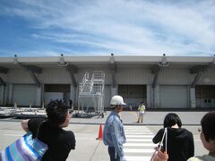 那覇空港到着！
那覇空港ではターミナルまで歩いて向かいます。
この時初めて知ったのですが、那覇空港にもLCCターミナルが出来てたんですね。
この時は青空も見えていました。